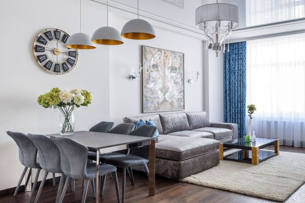 Un mur trop vide dans le salon : la solution tient en un seul objet